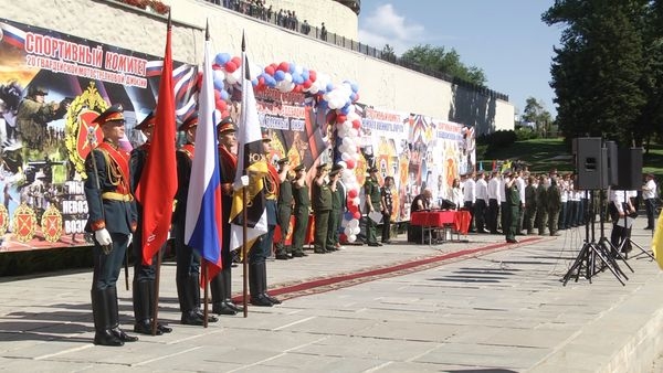 В Волгограде прошло открытие чемпионата ЮВО по троеборью