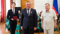 Владимир Устинов вручил награды астраханцам – участникам СВО