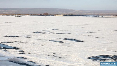 В Волгоградской области фура провалилась под лёд в реку Еруслань