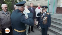 В Волгограде военные мини-парадом поздравили ветерана Александра Колотушкина с Днём Победы