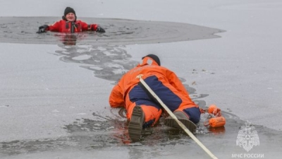 Спасатели показали волгоградцам коварство тонкого льда