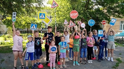 Благодаря оборудованию кабинета ПДД чернышковские школьники повторяют правила на свежем воздухе