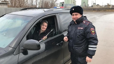 Чернышковские госавтоинспекторы поздравили женщин-водителей с Международным женским днём