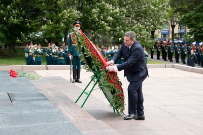 Андрей Бочаров почтил память защитников Отечества у Вечного огня