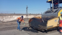 На трассах Волгоградской области ликвидируют дефекты покрытия