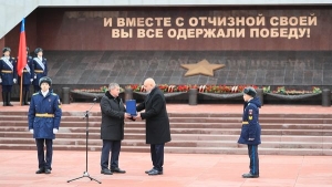 Андрей Бочаров передал Кузбассу капсулу с землёй легендарного Мамаева кургана Волгограда