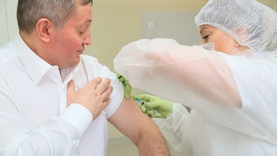 «Нужно быть готовыми заранее»: волгоградский губернатор прошел ревакцинацию от коронавируса