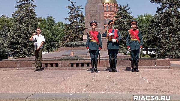 Вечный огонь с Аллеи Героев в Волгограде передали на хранение