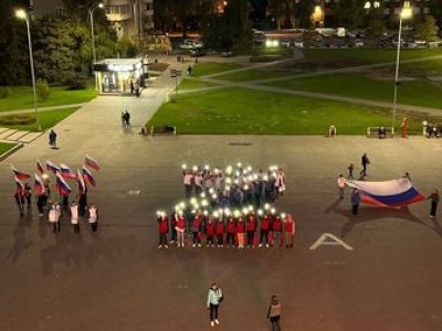 Юные волжане зажгли флешмоб «Zа Россию!» и раздали прохожим листовки поддержки участников СВО