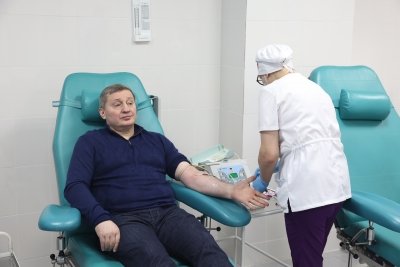 Губернатор Андрей Бочаров сдал кровь для пострадавших в «Крокус Сити Холле»