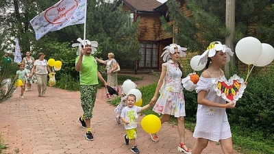 Парады многодетных семей, ромашки с пожеланиями и детские улыбки семей России!