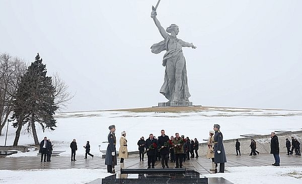 81-я годовщина Сталинградской Победы: память защитников Отечества почтили на Мамаевом кургане