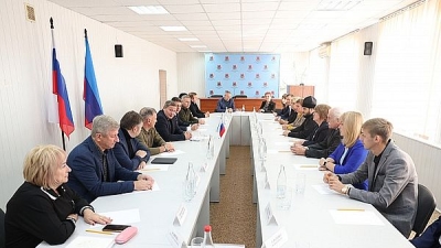 Андрей Бочаров провёл встречу с главой и активом Станично-Луганского района ЛНР