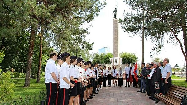 На площади Чекистов в Волгограде сотрудники УФСБ провели открытый урок для лицеистов