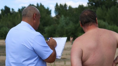 Под Волгоградом двое отдыхающих оштрафованы за купание на диких пляжах