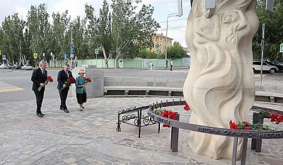 Андрей Бочаров почтил память жертв массированной бомбардировки Сталинграда