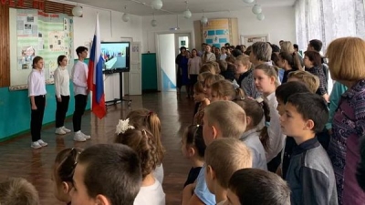 В школах еженедельно проходит церемония поднятия флага России