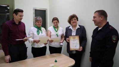 Сотрудница банка в Волгограде защитила пенсионерку от мошенников