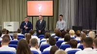 Разговор о важном и планы развития: Андрей Бочаров посетил новую школу-тысячник Волгограда